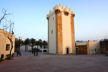 Torre de Guzman. Foto sin derecho de copia, se cede a la comunidad web. Propiedad de ConilPlaya.com.