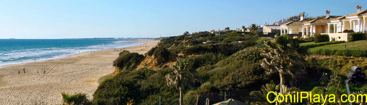 La Urbanización Residencial Roche se encuentra a pié de playa.