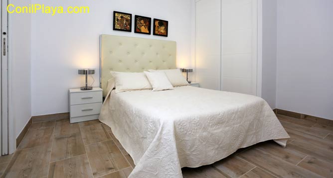 dormitorio con cama de matrimonio