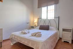 Chalet en El Palmar cerca de la playa andando. Dispone de porche, barbacoa, aparcamiento privado. Todos los dormitorios disponen de armarios empotrados.
Chalet de 3 dormitorios en zona muy tranquila.