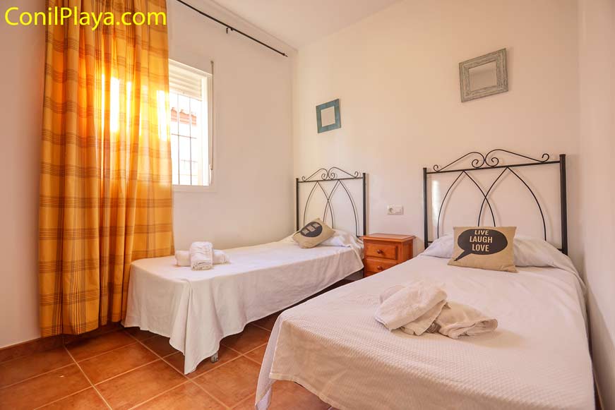dormitorio con 2 camas individuales.
