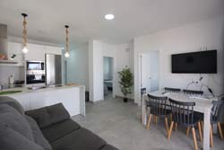 3 dormitorios,6 personas. Bonita casa en El Palmar cerca de la playa andando y situado en zona tranquila de El Palmar. Consta de 3 dormitorios, 1 cuarto de baño, salón cocina comedor, porche, barbacoa, patio y ducha. 