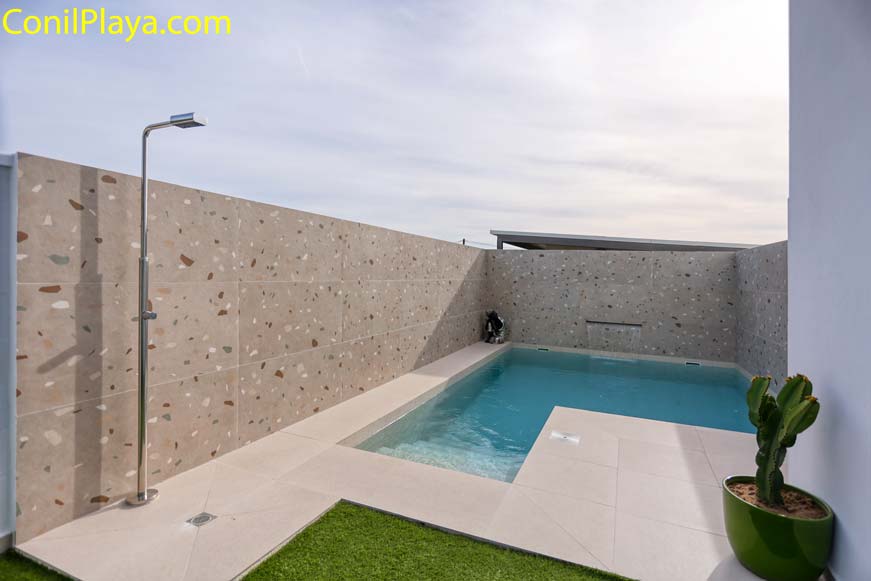 piscina con escalones