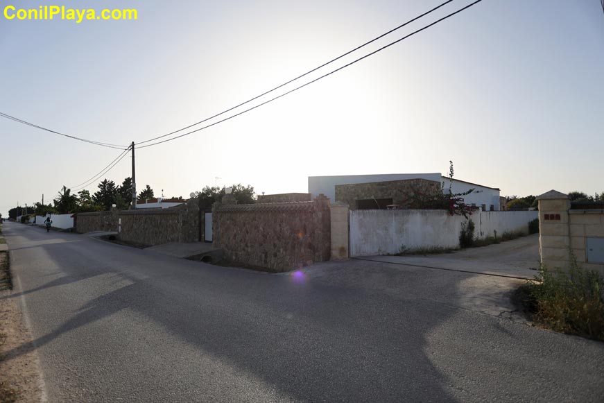 Carril de guerrero a la altura de la casa, al fondo está la playa