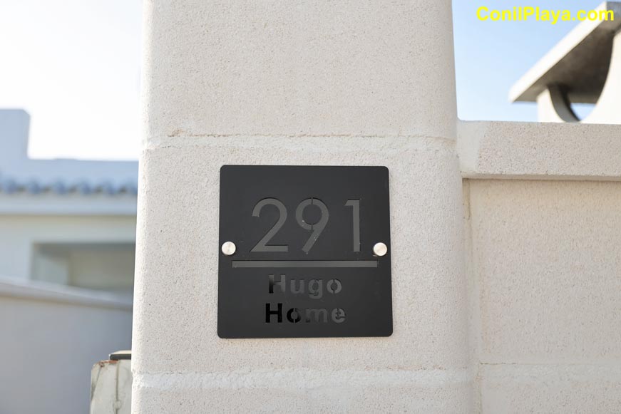 Detalle de la placa con número y nombre en la entrada de la casa hugo El Palmar
