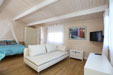 1 dormitorios,3 personas. Bonita casa de madera en El Palmar de Vejer. Muy cerca de la playa andando. Es una bonita casa de madera con aire acondicionado, barbacoa, pequeño jardín con césped.

