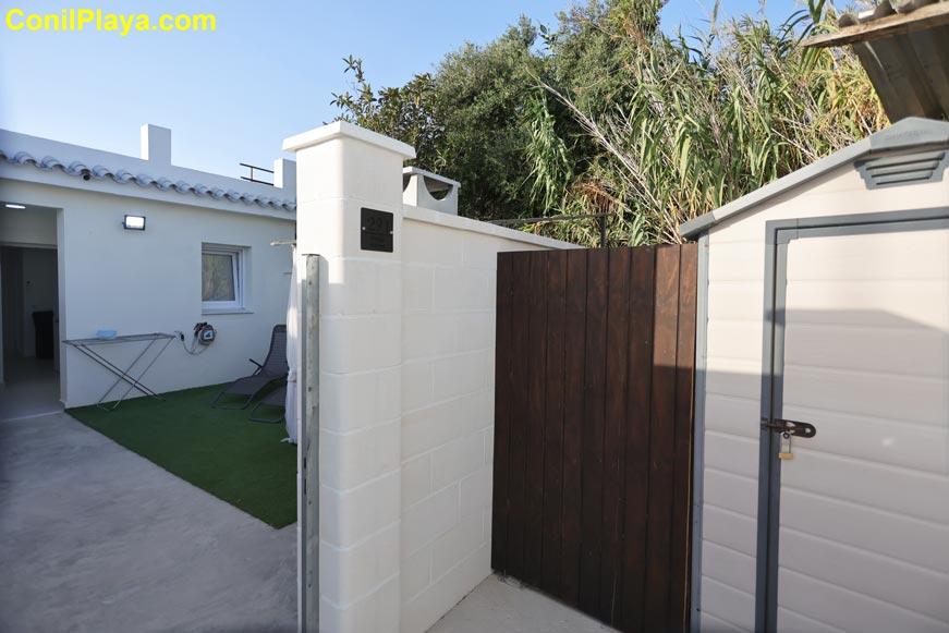 Acceso principal al porche privado de la casa desde la puerta de entrada