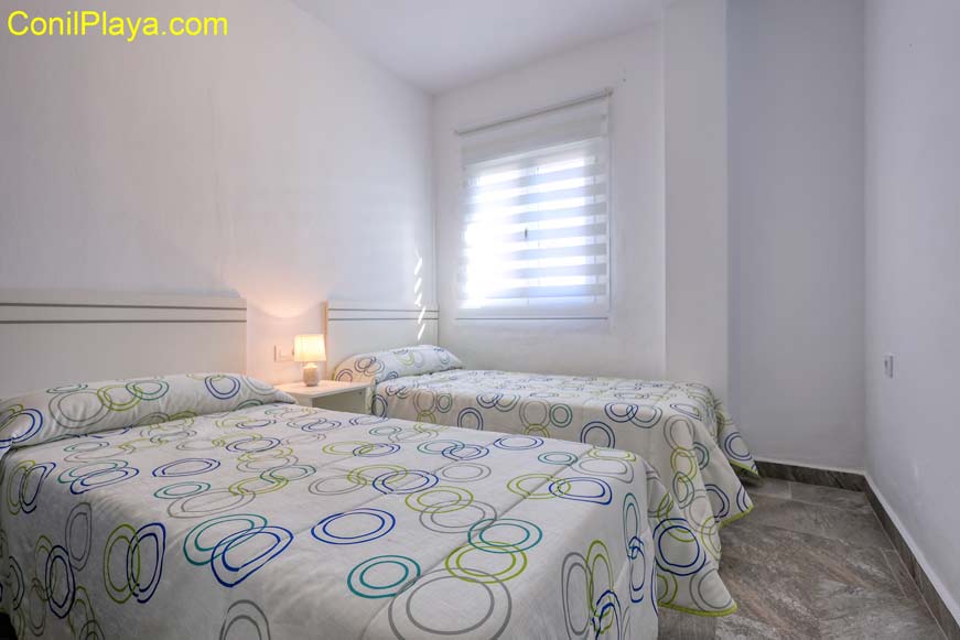 dormitorio con 2 camas individuales