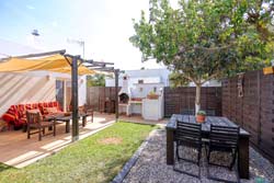 1 dormitorios,4 personas. Estupendo apartamento de nueva construcción en zona muy tranquila, con porche, barbacoa, jardín con zonas de sol y sombra. Ideal parejas