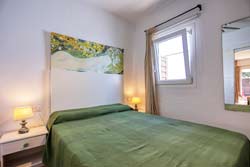 Estupendo apartamento de nueva construcción en zona muy tranquila, con porche, barbacoa, jardín con zonas de sol y sombra. Ideal parejas capacidad para 2 personas