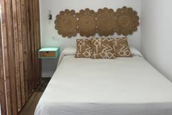 1 dormitorios,3 personas. apartamento tipo estudio en parcela ajardinada, con arboles, aparcamiento privado y a pocos minutos andando a la playa. 
