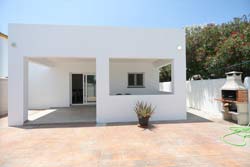 3 dormitorios,6 personas. Casa en El Palmar de Vejer en zona muy tranquila y cercana a la playa andando. Posee aparcamiento privado, en el interior de la parcela, porche, barbacoa, tres dormitorios 