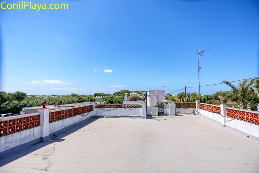 Azotea espaciosa con barandillas vistas a zona arbolada y al fondo está la playa