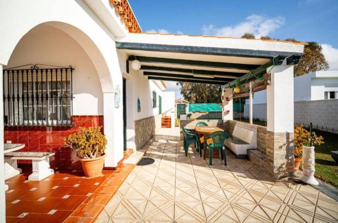 El chalet tiene 2 porches