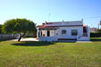 2 dormitorios,6 personas. Tranquila casa situada muy cerca de la playa del Palmar andando, en una parcela de 1000. 2 dormitorios, porche, barbacoa, aparcamiento privado. 