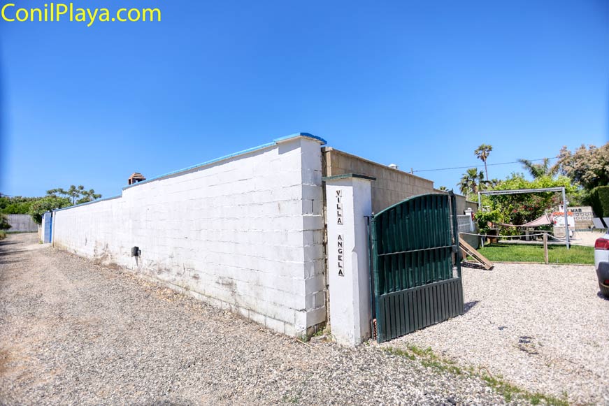 Zona de aparcamiento con grava junto a vivienda vista desde la entrada