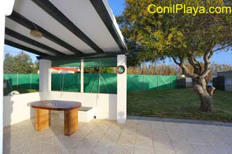 porche y jardin al fondo
