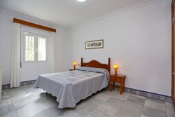 Estupendo chalet muy cerca de la playa con amplio jardin y vistas al mar. El aparcamiento es en el interior de la parcela. Toda la propiedad está vallada. Su interior está formado por un salón - comedor con chimenea, dos dormitorios con armarios ...
Chalet en El Palmar de 2 dormitorios casi en primera linea de playa.