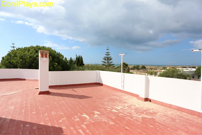 El chalet cuenta con azotea, la cual tiene bonitas vistas a la playa de El Palmar