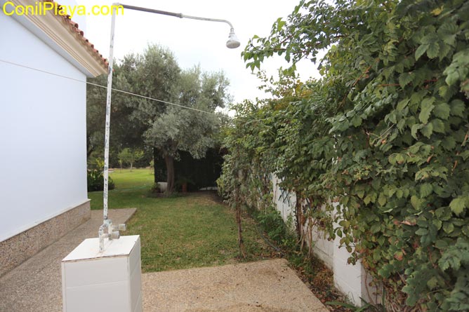 El chalet cuenta con una ducha detrás de la casa y de barbacoa portátil.