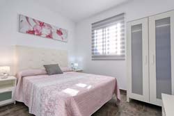 Bonito apartamento en El Palmar con jardín, barbacoa y aparcamiento privado, muy cerca de la playa andando, a 115 metros. Zona muy tranquila. Ducha solar.
apartamento para 4 + 1 personas en el Palmar, Cadiz