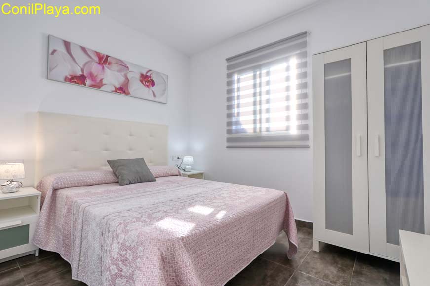 dormitorio principal con cama de matrimonio y armario