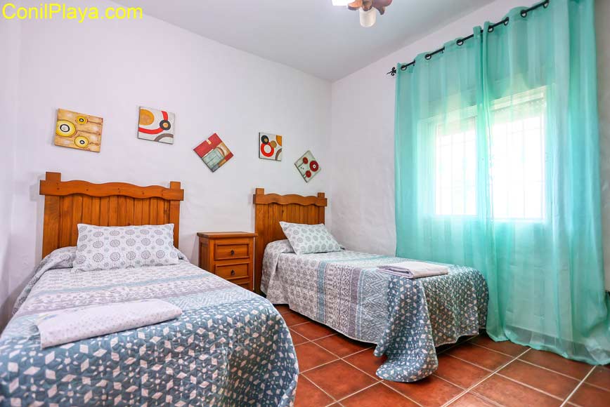 Dormitorio con dos camas individuales.