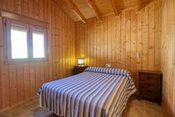 Casa de madera, muy bien equipada y a pocos metros de la playa. Casa de madera con porche y aparcamiento privado. Dispone de aire acondicionado y wifi.
Tiene 2 dormitorios y aire acondicionado.