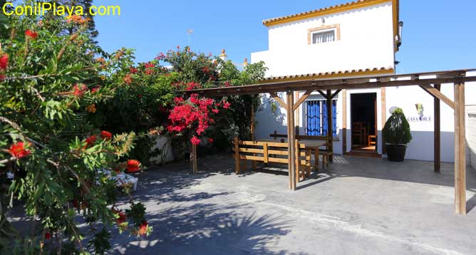 Vista general de la casa en El Palmar de Vejer con merendero.