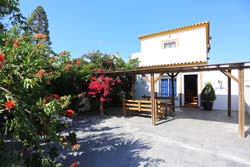 4 dormitorios,8 personas. Casa muy cercana a la playa de El Palmar, situada en zona tranquila. Es de dos plantas y tiene jardin con barbacoa con sombra. Dispone de wifi, chimenea y lavavajillas.
