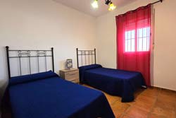 Casa muy cercana a la playa de El Palmar, situada en zona tranquila. Es de dos plantas y tiene jardin con barbacoa con sombra. Dispone de wifi, chimenea y lavavajillas.
Casa de 4 dormitorios y capacidad para 8 personas.