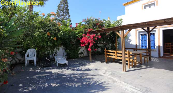 patio con barbacoa y merendero