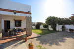 3 dormitorios,6 personas. Casa de nueva construcción situada en zona muy tranquila y cercana a la playa. Cuenta con barbacoa, porche, aparcamiento privado y un amplio jardín.
