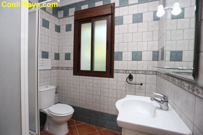 Cuarto de baño con placa de ducha.