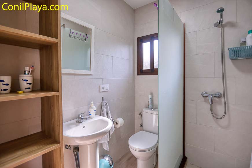 Cuarto de baño con placa de ducha