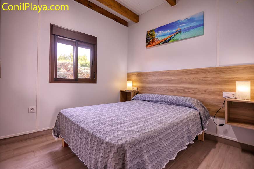 Dormitorio principal con cama de matrimonio.