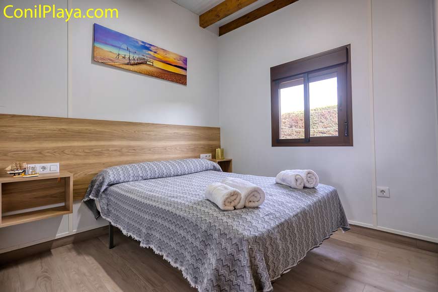 Dormitorio con dos camas individuales.