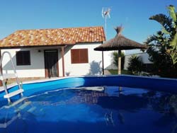 2 dormitorios,4 personas. Casa de madera en El Palmar, con piscina desmontable, barbacoa, aparcamiento privado, cerca de la playa, muy tranquila. 