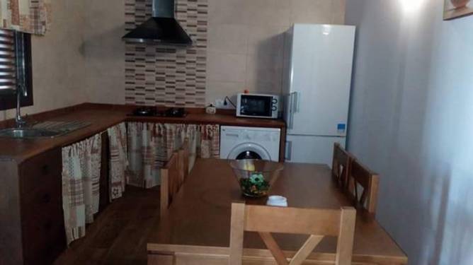 cocina y comedor con mesa y sillas