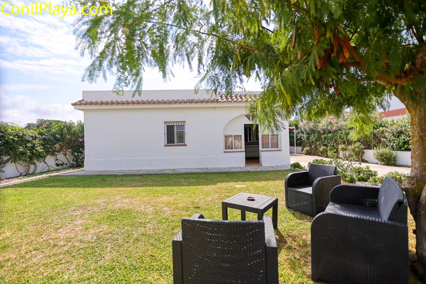 El jardin del chalet tiene zonas de sol y de sombra.