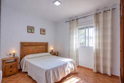 Estupendo chalet cerca de la playa con amplio jardín y aire acondicionado.
Tiene 3 dormitorios y capacidad para 6 personas. Aire acondicionado.