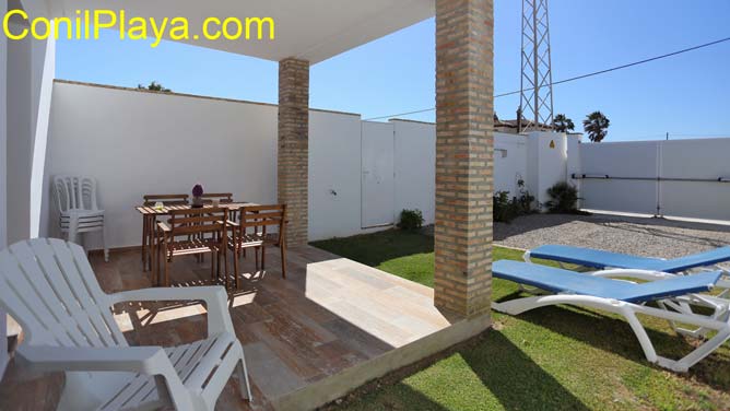 Azotea con mesa y sillas con vistas a la Torre de El Palmar