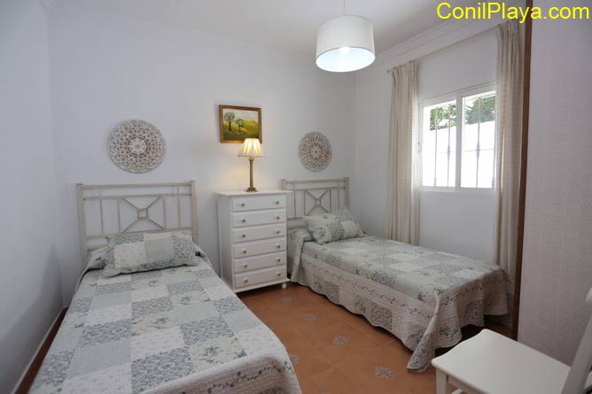 Dormitorio con 2 camas individuales.