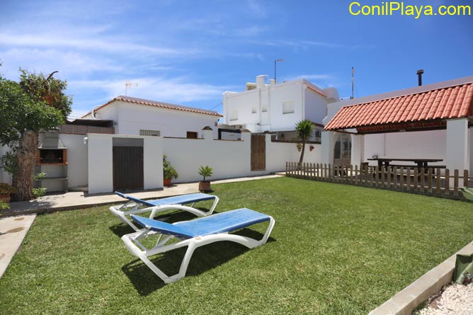 Casa con jardin, barbacoa, merendero, 2 dormitorios en primera linea de playa de El Palmar.