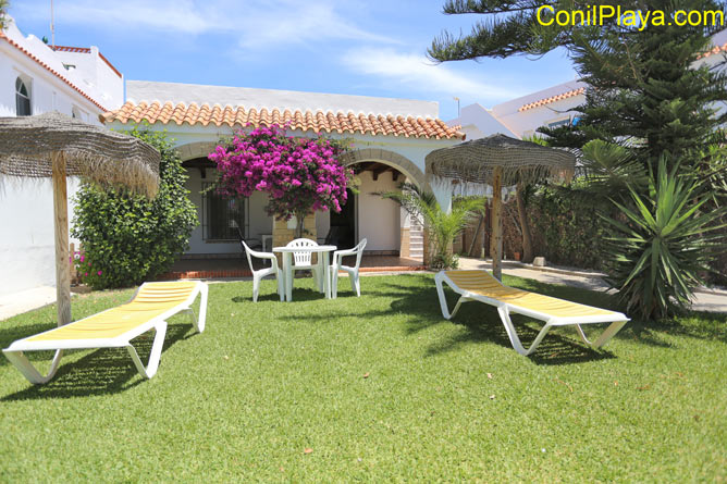 Casa con jardin, barbacoa, merendero, 2 dormitorios en primera linea de playa de El Palmar.