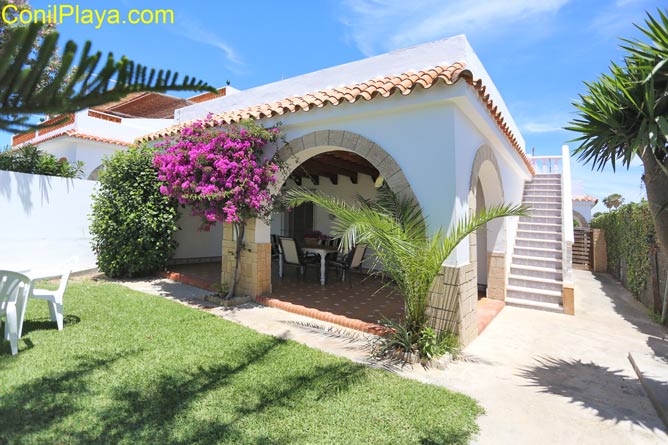 Casa en el Palmar con jardín situada a pie de playa.