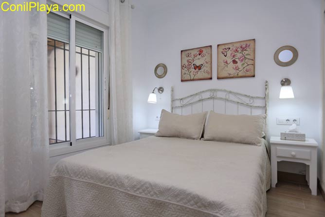 Dormitorio principal con cama de matrimonio