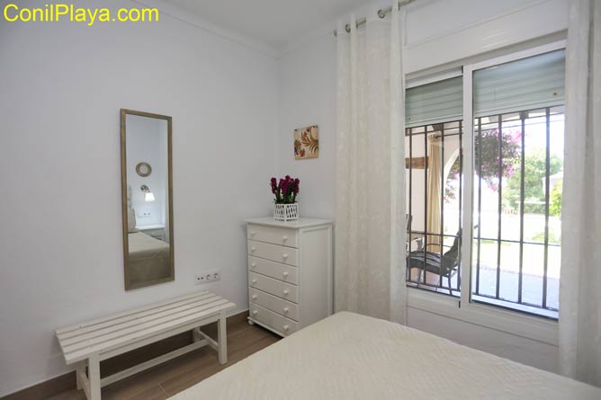 Dormitorio con mueble sinfonier