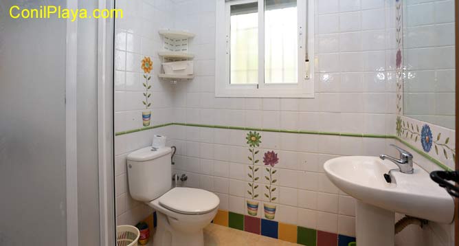 Cuarto de baño con placa ducha