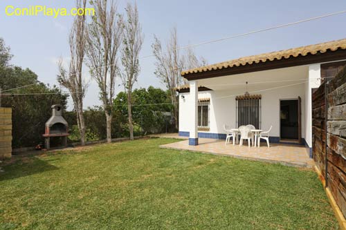 Casa con jardin, barbacoa, 2 dormitorios en El Palmar.